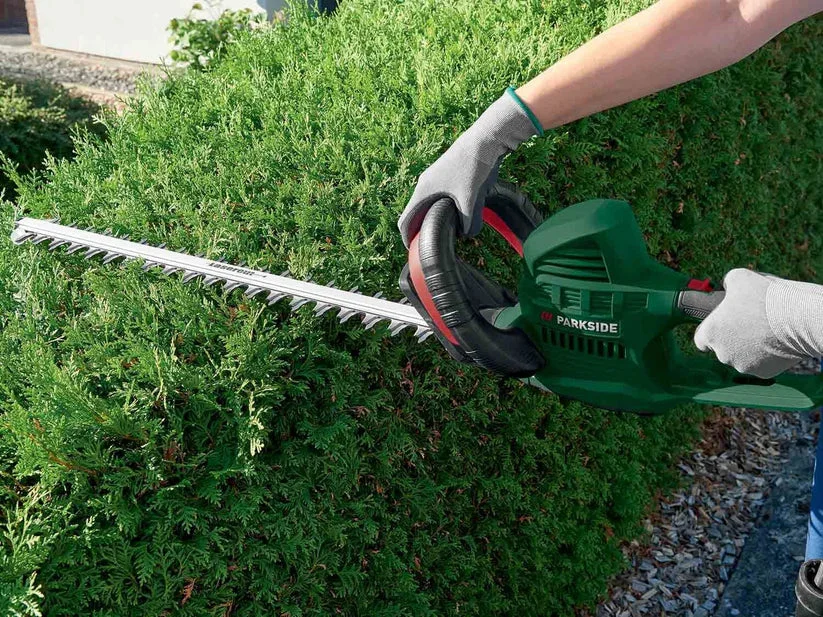 Cesoia elettrica 650 W - In uso su siepe